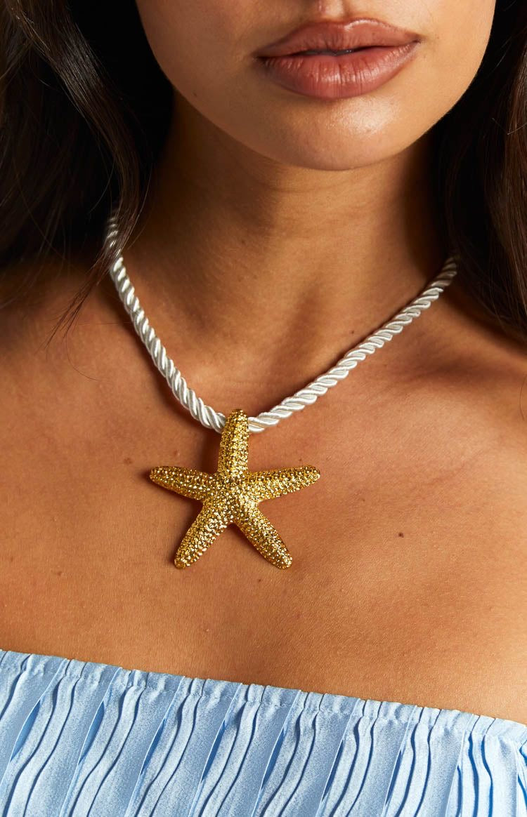 đ Collier Ătoile de Mer DorĂ© â LâĂ©lĂ©gance venue de lâocĂ©an đ