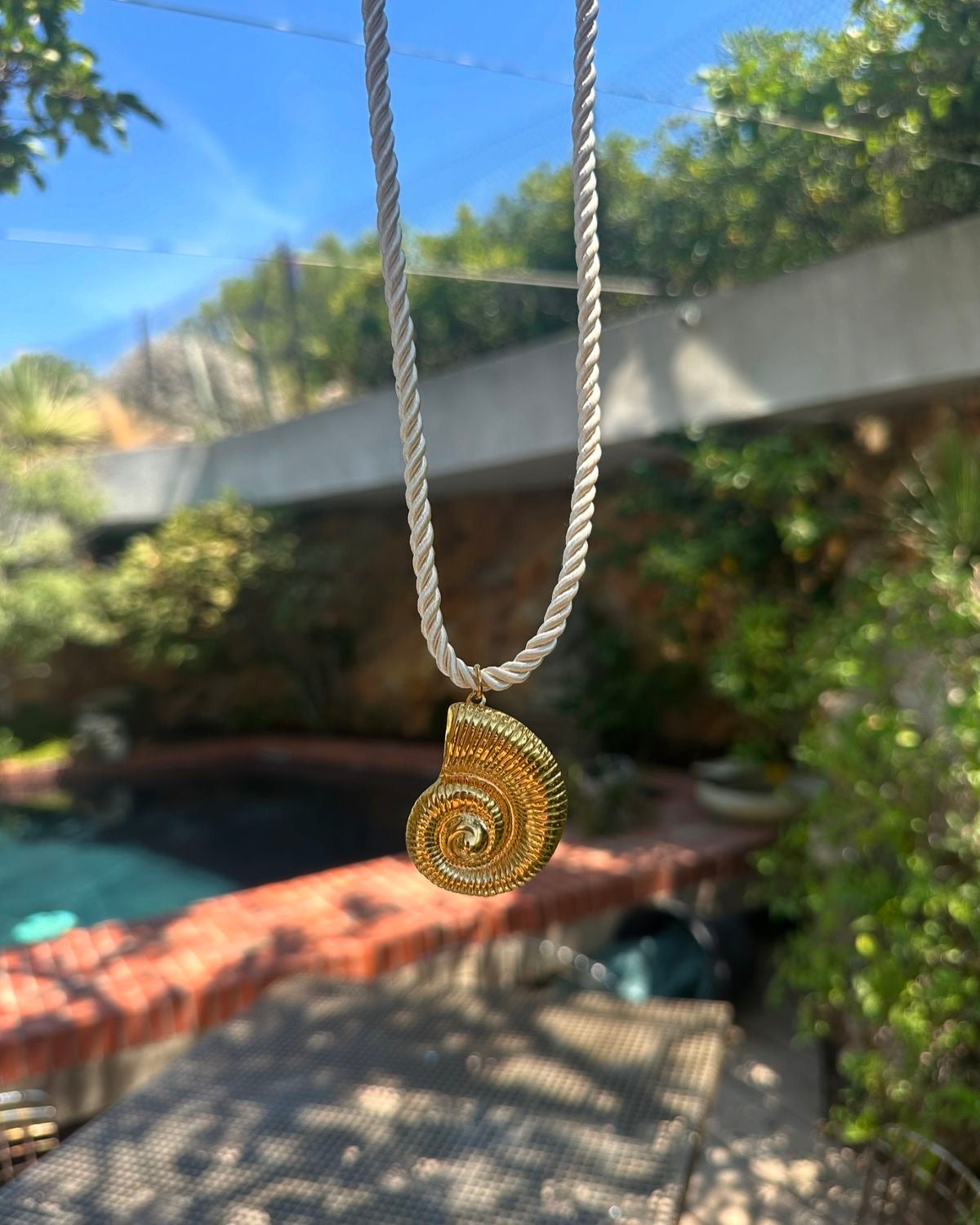 đ Collier Conque DorĂ©e â Lâappel discret de lâocĂ©an đ